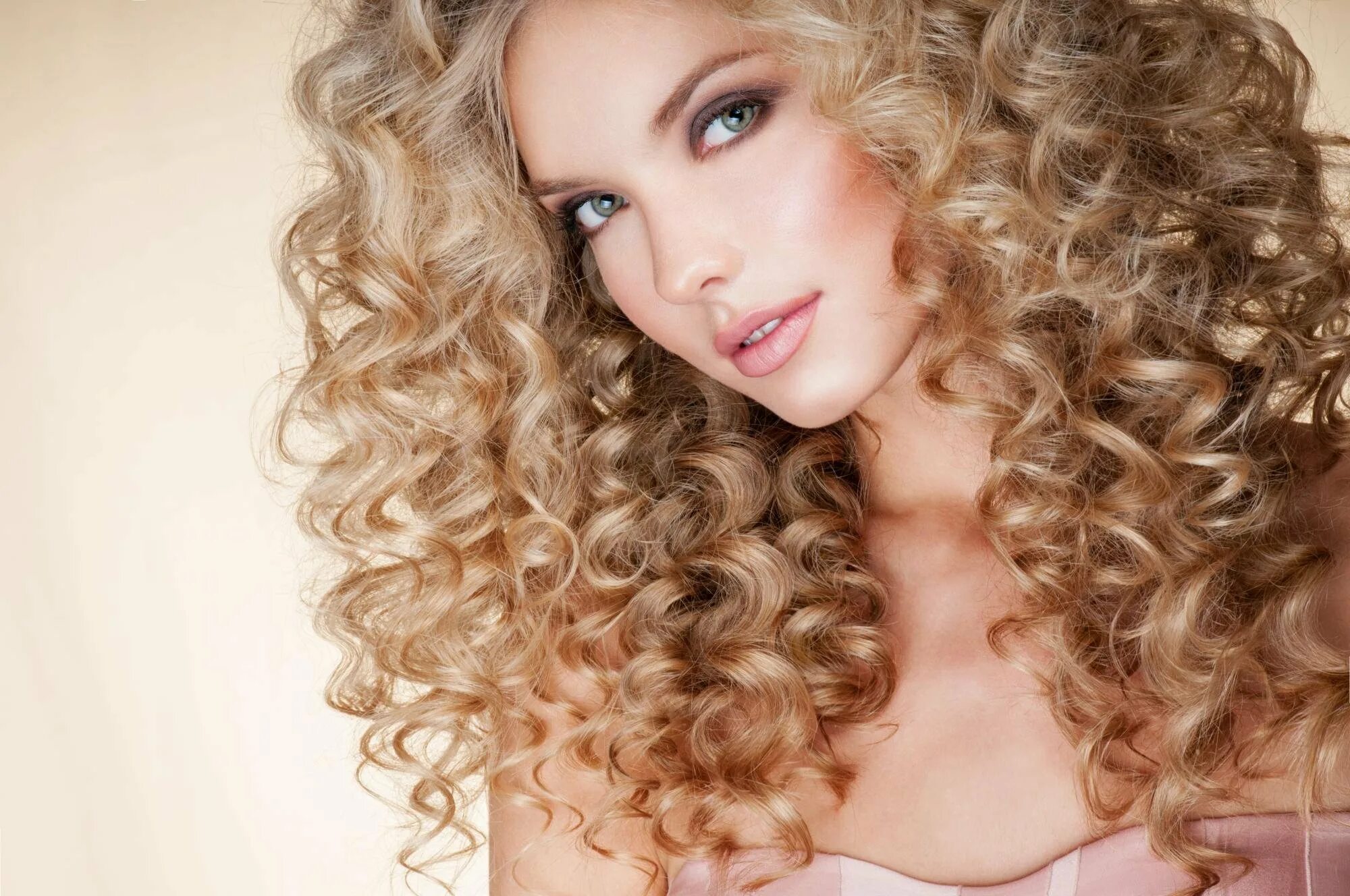 Curly blonde. Керли кудри биозавивка. Химическая завивка кудри ангела. Биозавивка кудри ангела.