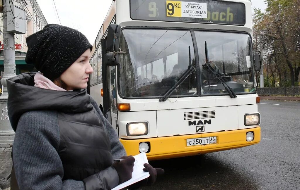 Какой автобус придет. Автобус 61 Воронеж. Водитель автобуса. Город водитель автобуса. Водитель автобуса в Воронеже.