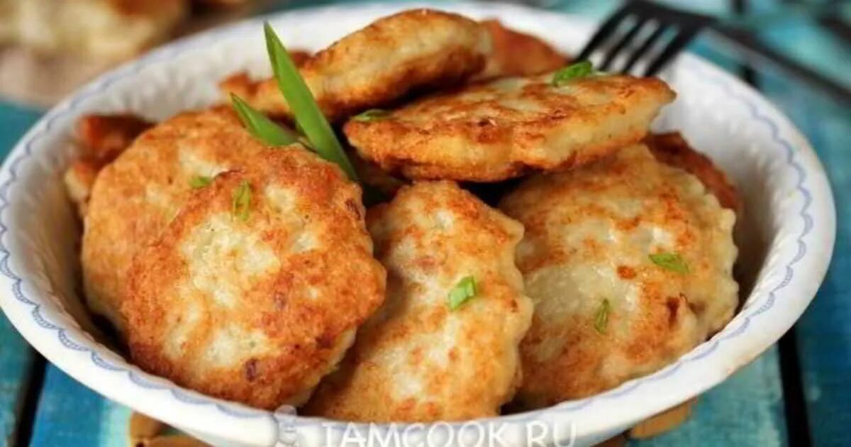 Биточки куриные с сыром. Куриные оладьи. Котлеты по албански. Куриные котлеты с майонезом и яйцом. Биточки рубленные куриные.