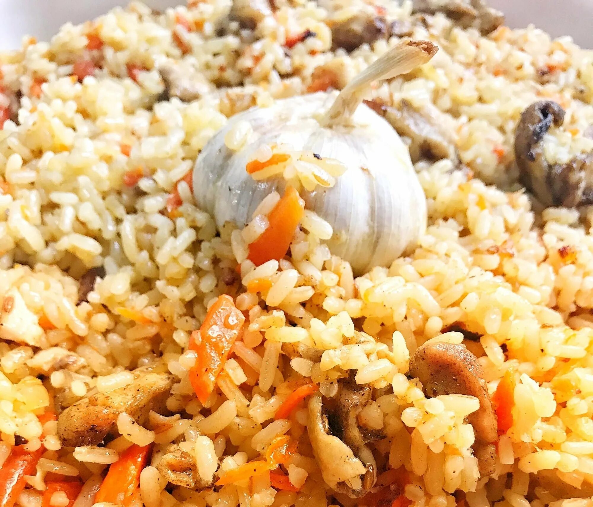 Простой плов с курицей. Plov узбекский. Плов с курицей. Плов куриный. Рисовый пилав.