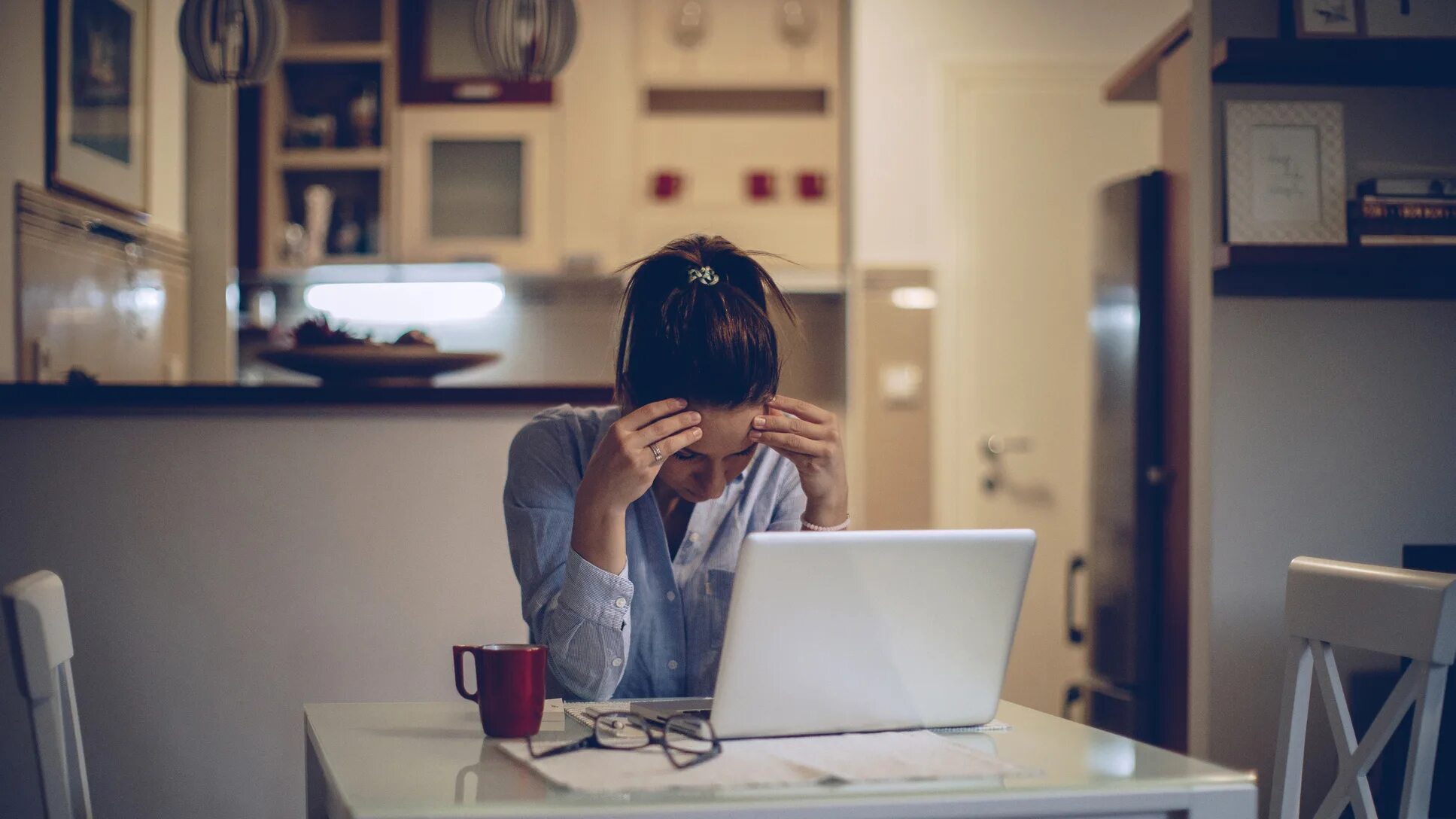 Мужчина в офисе. Work late. Человек за компьютером. Бессонница за компьютером. Work to stay.