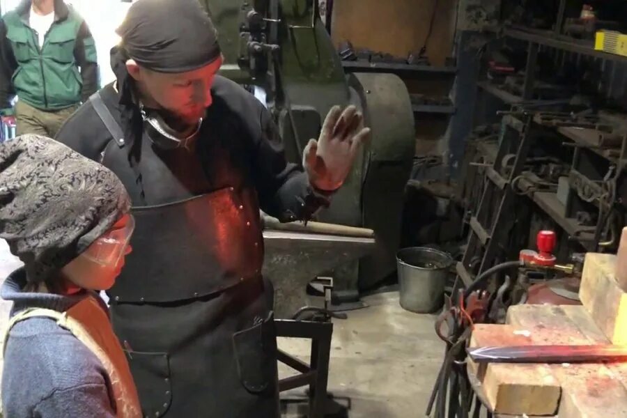 Кузнец мастер класс. Мастер классы в кузнице. Кузница в суздале. Усадьба тюрюминых. Мастер класс по ковке металла.