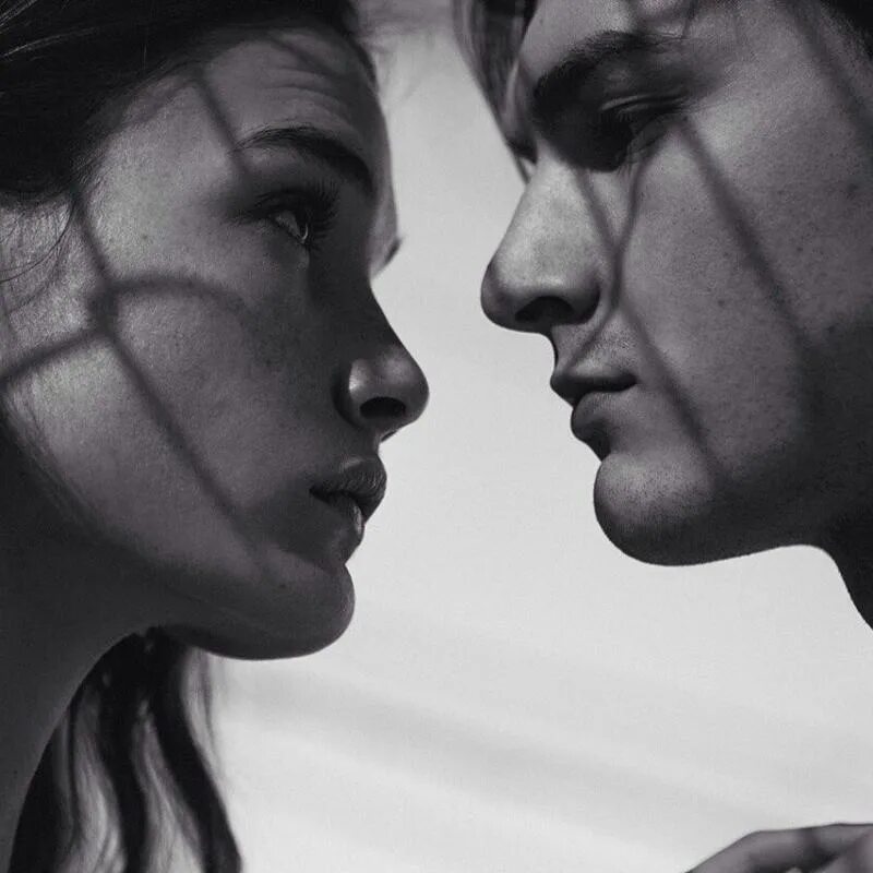 Мужчина и женщина лицом к лицу. Глаза в глаза друг другу. Почему человек отводит взгляд. Парень и девушка улыбаются. Мужчина и женщина.