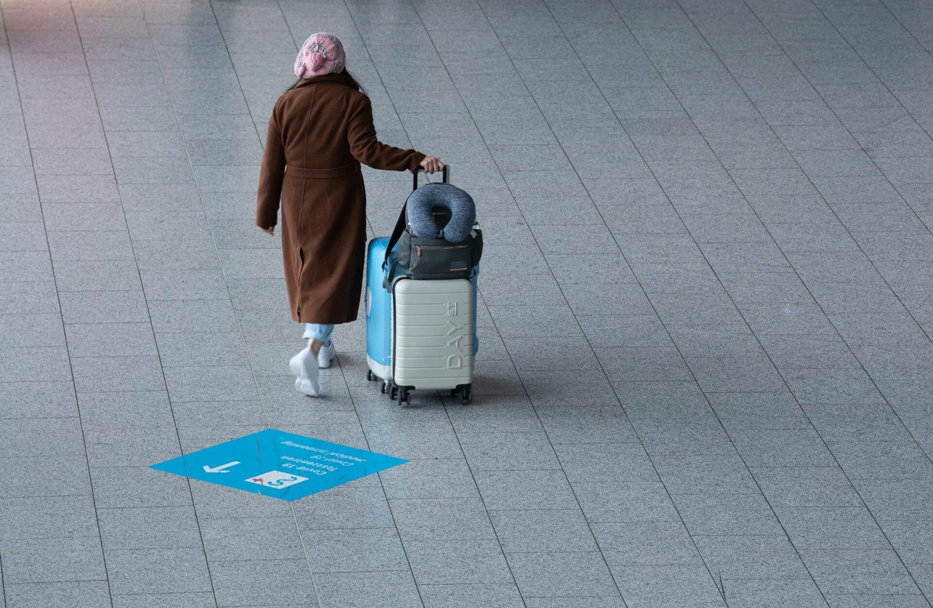 Спрятать от сотрудника аэропорта. Злая женщина в аэропорту. Причина задержки чемодана в аэропорту. Трое женщин строжайший запрет килограмм