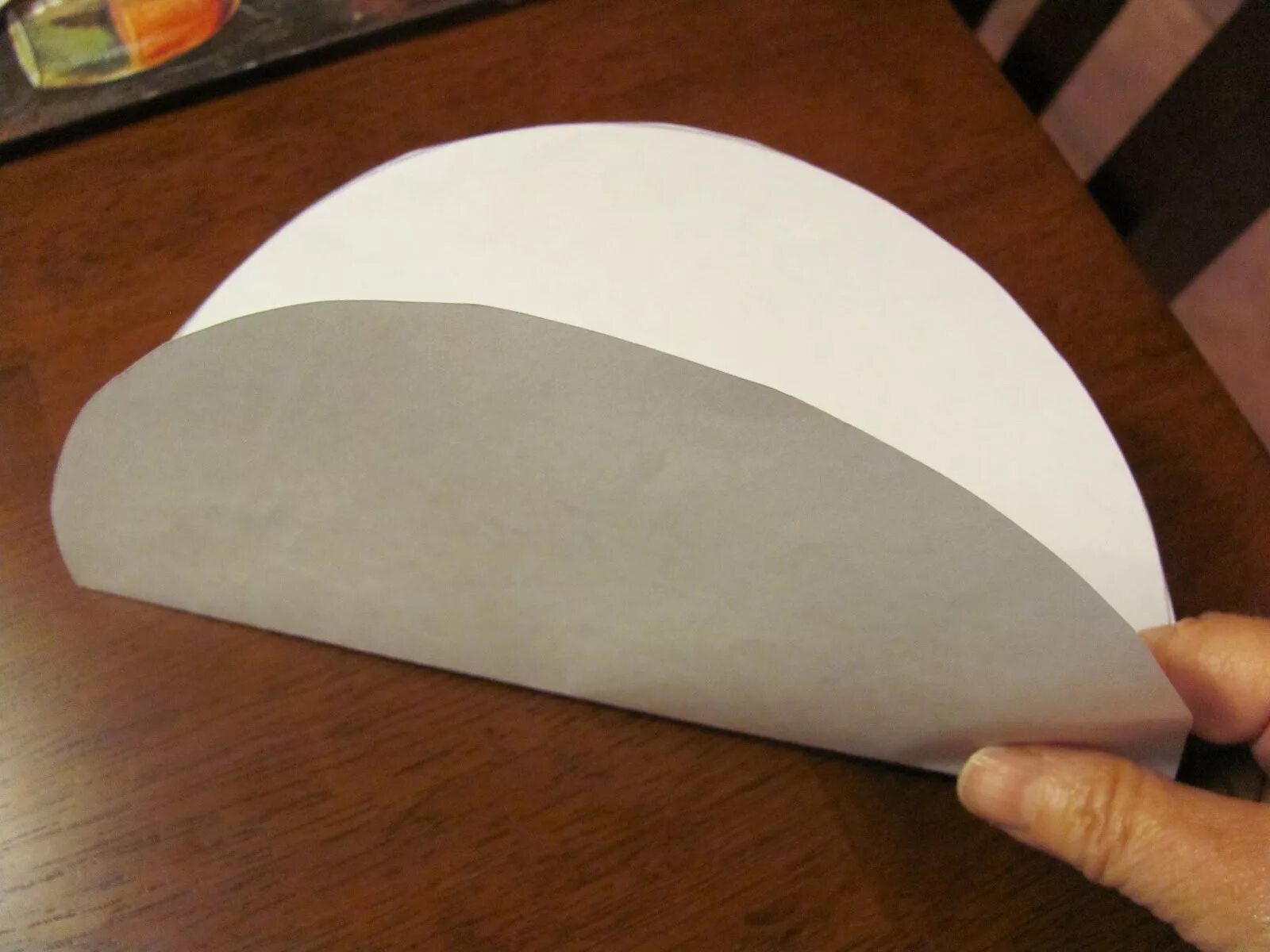 Кусочек тортика из бумаги. Коробочки для бумажного торта. Шаблон кусочек торта из картона. Мышка и сыр поделка. Сыр из поролона.