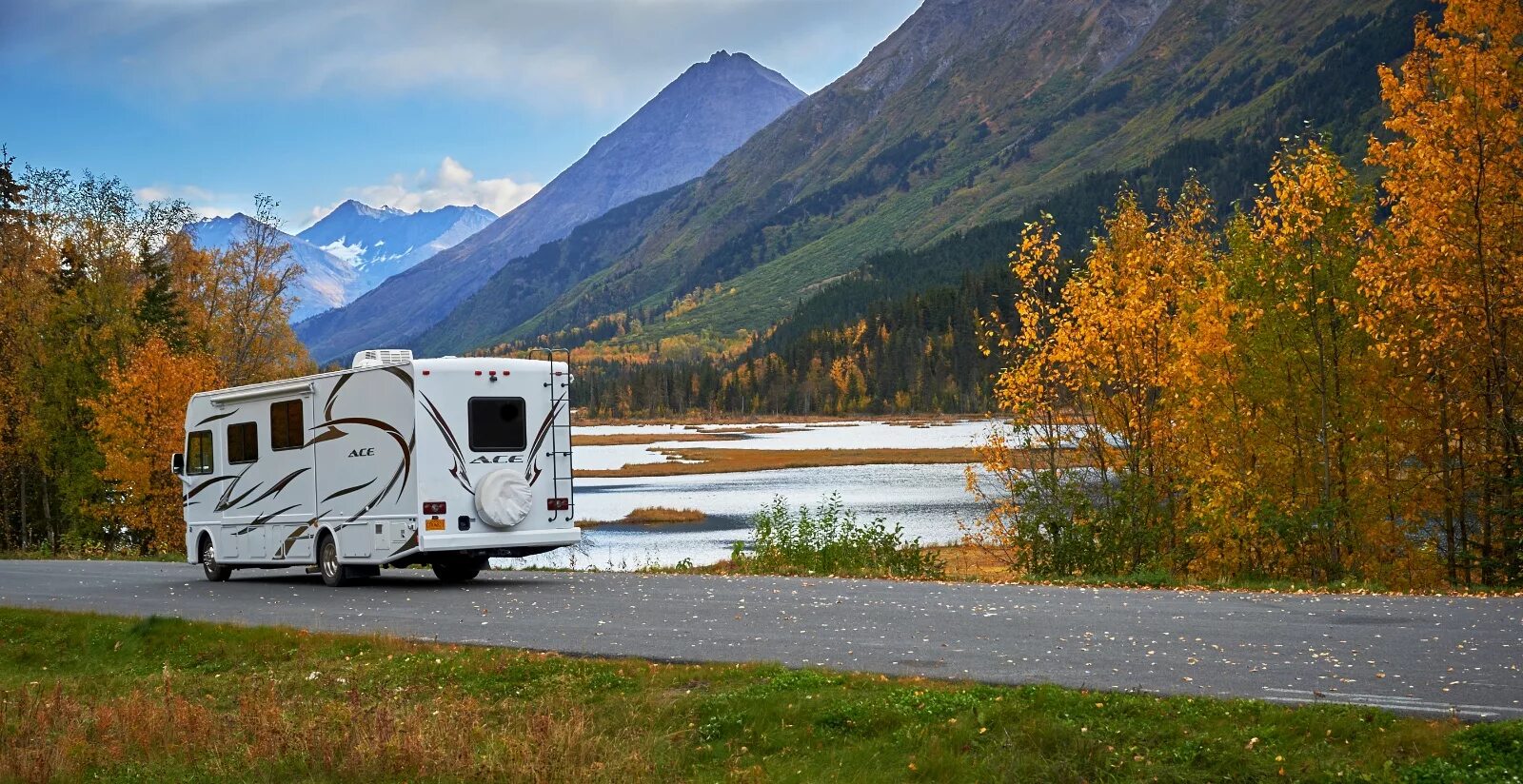 Машина аляска. Караванинг в Норвегии. Caravan in Alaska. Дом на колёсах в Аляске. Автодом в швейцарских горах.