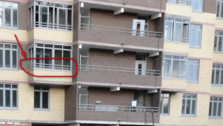 Чем оградить балкон в многоквартирном доме своими руками. Эвакуационная лестница на балконе. Пожарный выход на балконе. Пожарная лестница на лоджии. Лестница через балкон.
