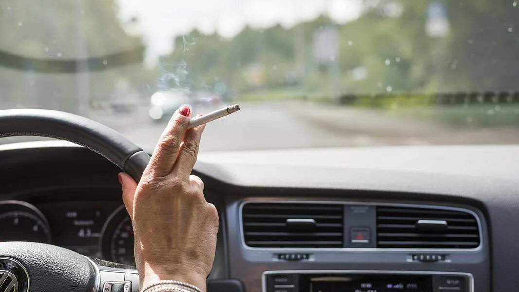 Smoking drive. Курение за рулем. Парень в кепке за рулем. Smoking drive. Курит в машине.