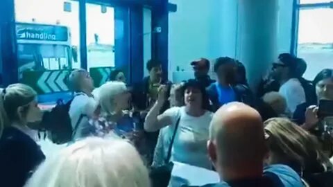 Устроила скандал в аэропорту