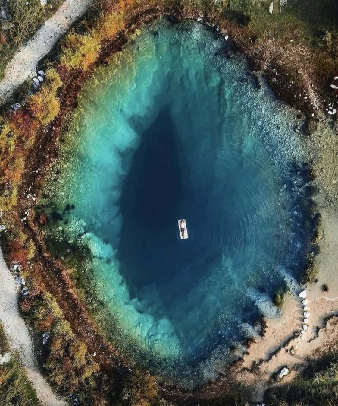 Сами больше море в мире. Озеро Главашево Хорватия. Озеро глаз дракона Хорватия. Голубая дыра Дахаб карстовая воронка. Юкатан полуостров большая голубая дыра.