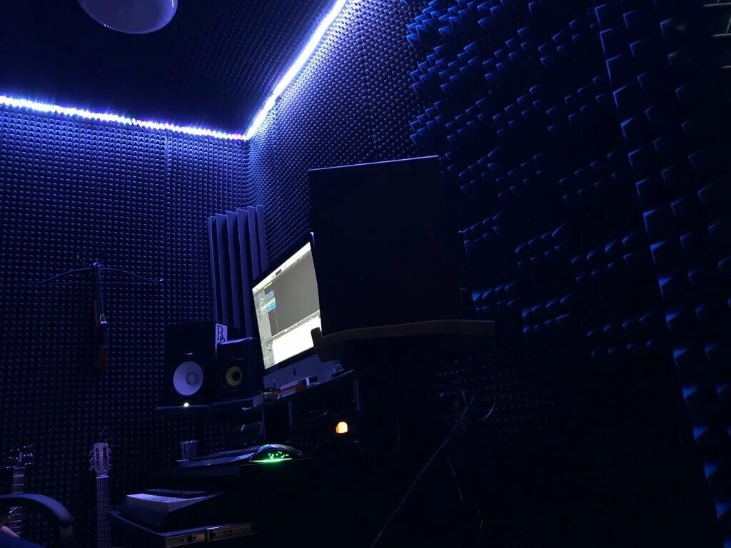 Студия звукозаписи. Звукозаписывающая студия. Запись звуков ночью. Студия звукозаписи астрахань. Профессиональная студия звукозаписи.