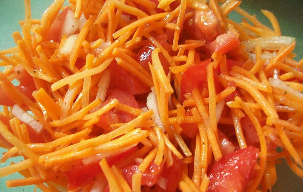 Рецепт рис помидор морковь лук. Салат морковь помидоры. Салат из помидор с луком и морковкой. Салат с корейской морковью и помидорами. Салаты с помидорами с морковкой.