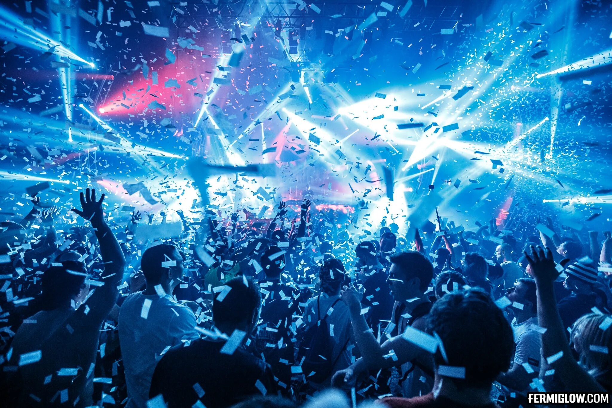 Rave сайт. Рейв и рейверы. Рейв пати 90х. Техно вечеринка. Рейверы субкультура.