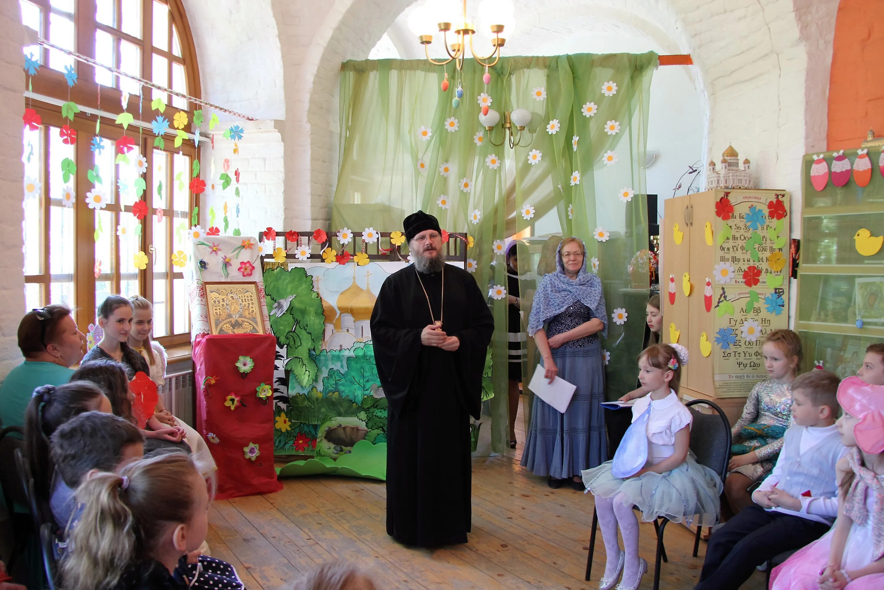 Праздник воскресной школы сценарий. Воскресная школа в Красково Пасха 2014. Храм Тихвинской в Алексеевском Воскресная школа. Воскресная школа Пасха. Украшение воскресной школы к Пасхе.