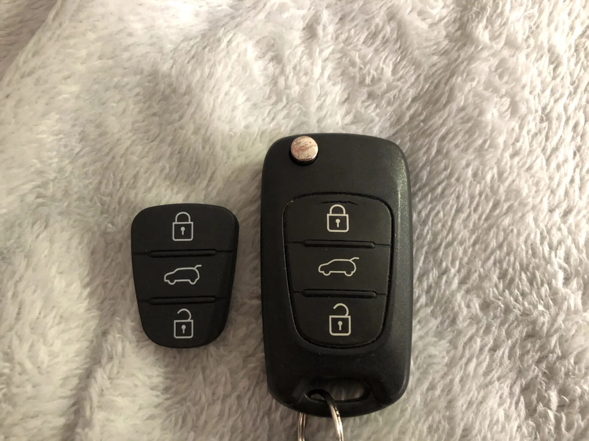 Хендай ай 30 ключи. Ключ от hyundai i30 2010 года с двумя кнопками. Hyundai i30 ключ. Hyundai i30 ключи. Автоключи hyundai key.