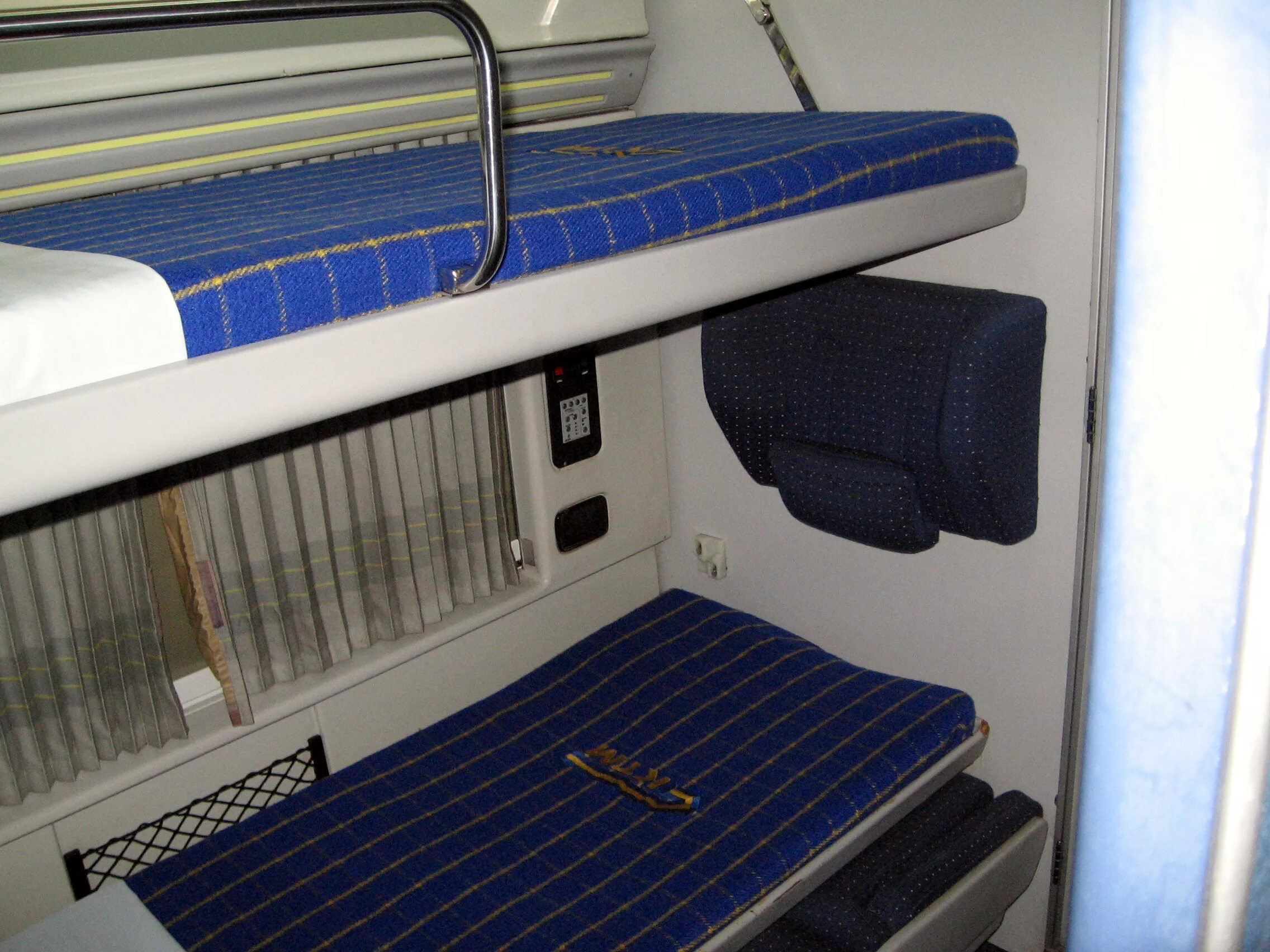 Плацкарт кровати. Вагоны РЖД плацкарт биотуалет. Спальное место в купе. Купе в поезде. Кровать в поезде.