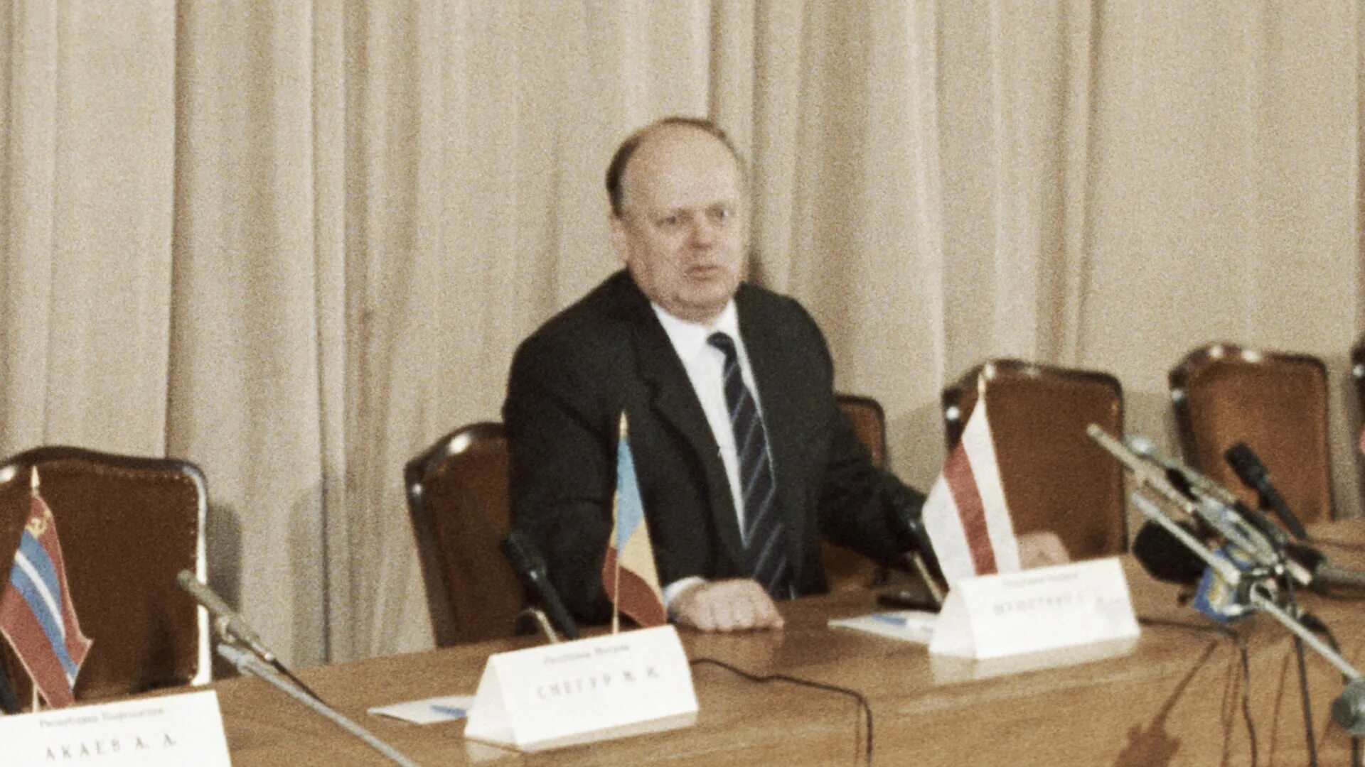 Отставки в рб. Забастовка рабочих. Гулевич виктор владимирович генерал-майор. Председатель госпогранкомитета анатолий лаппо. Первый президент белоруссии станислав шушкевич.