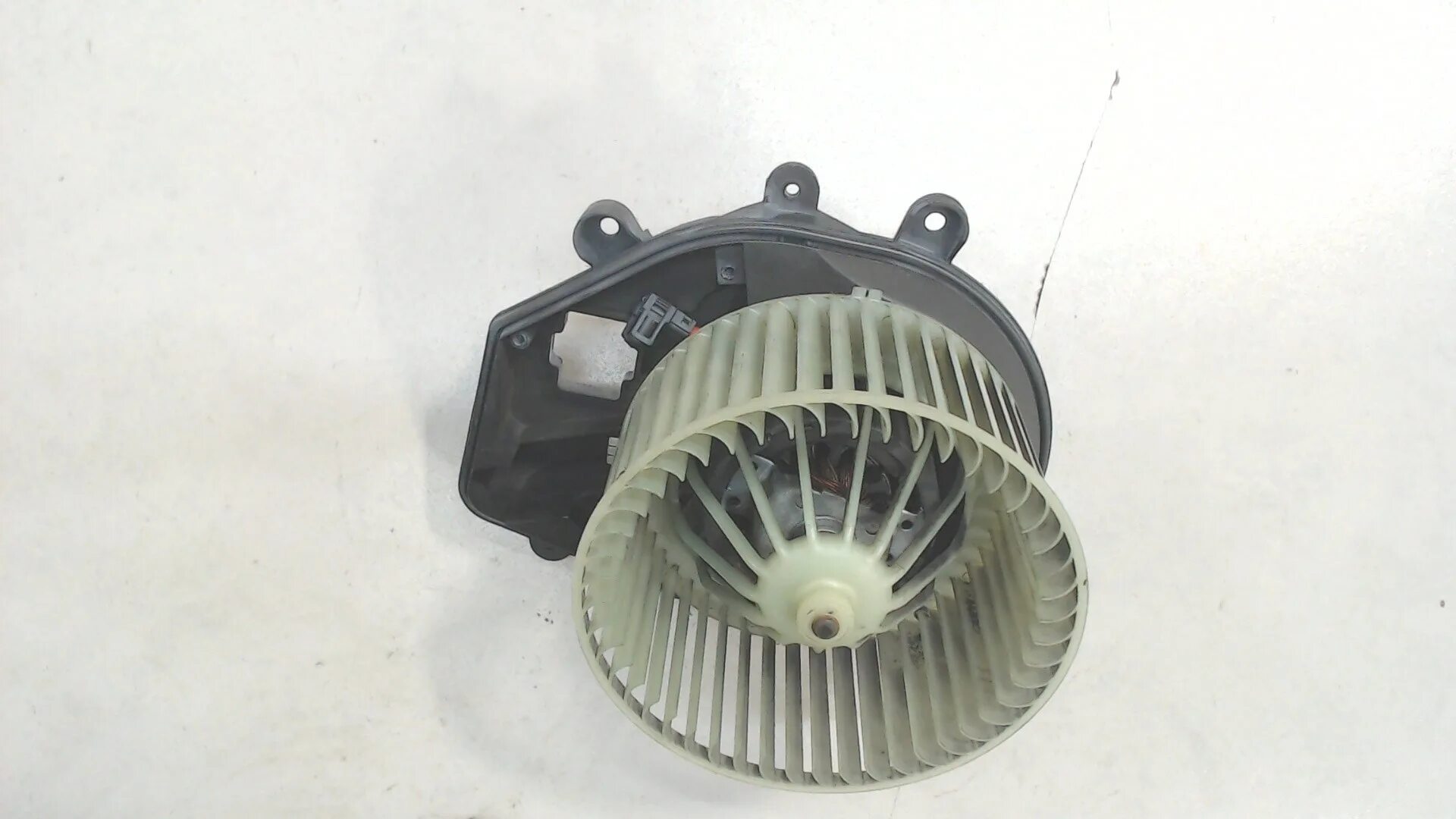 4 моторчик печки. 6 ahl моторчик печки. Моторчик печки б5. Моторчик печки б5. Мотор печки пассат б5.