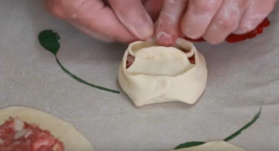 манты защипка. лепка мантов способы красивые. техника лепки мантов. манты лепка. лепение мантов.