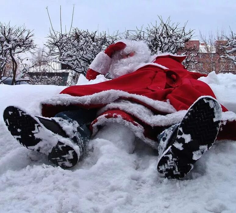 После январь что будет. Дед Мороз в сугробе. Уставший дед Мороз. Прикольные новогодние картинки.
