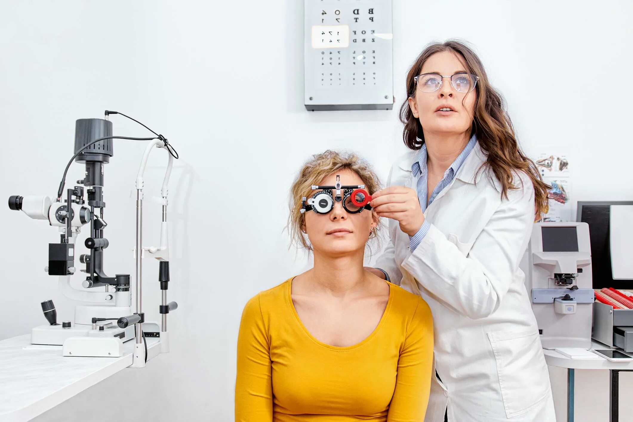 Офтальмолог фотосток. Очки для проверки зрения пожилым. Зрение медсестра. Девушка проверка зрения. Проверить зрение клиника