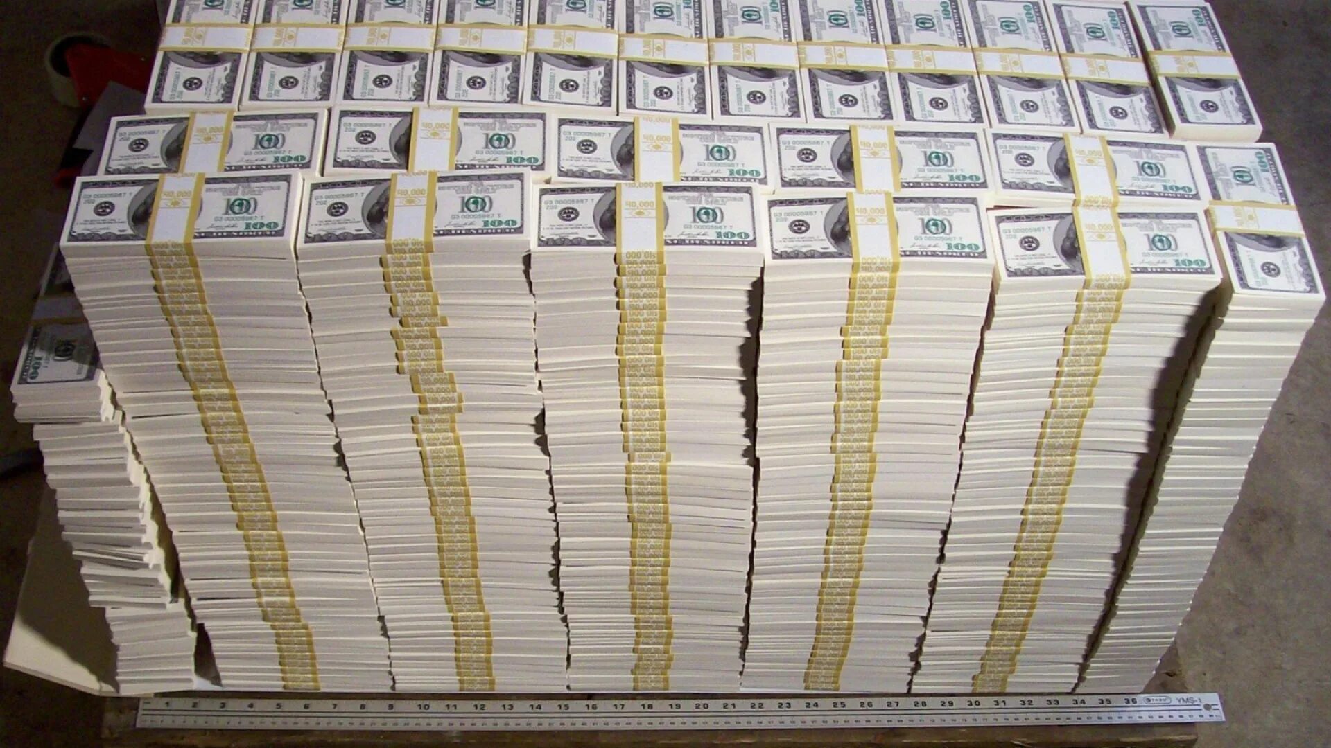 250 000 долларов в рублях на сегодня. Сто миллионов долларов. паллета с деньгами. 100 миллионов долларов. много денег.