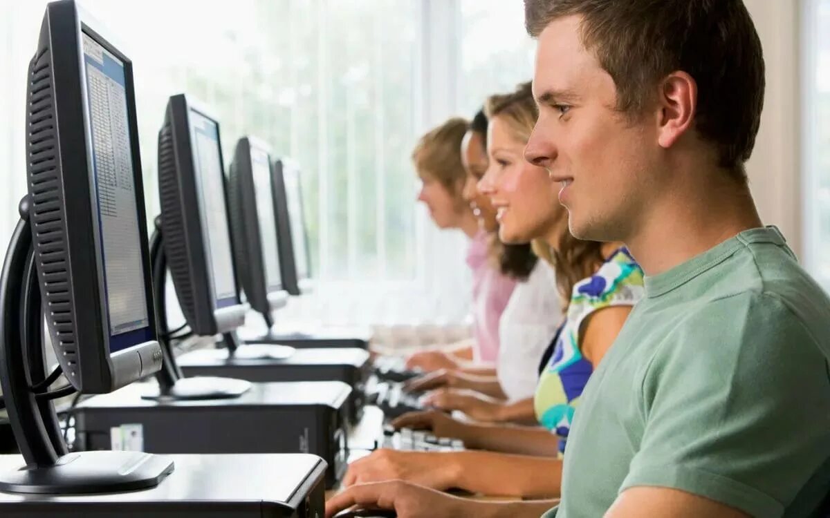 компьютерные курсы. обучение на компьютере для начинающих. уроки компьютерной грамотности для пожилых. уроки компьютерной грамотности. ребенок за компьютером.