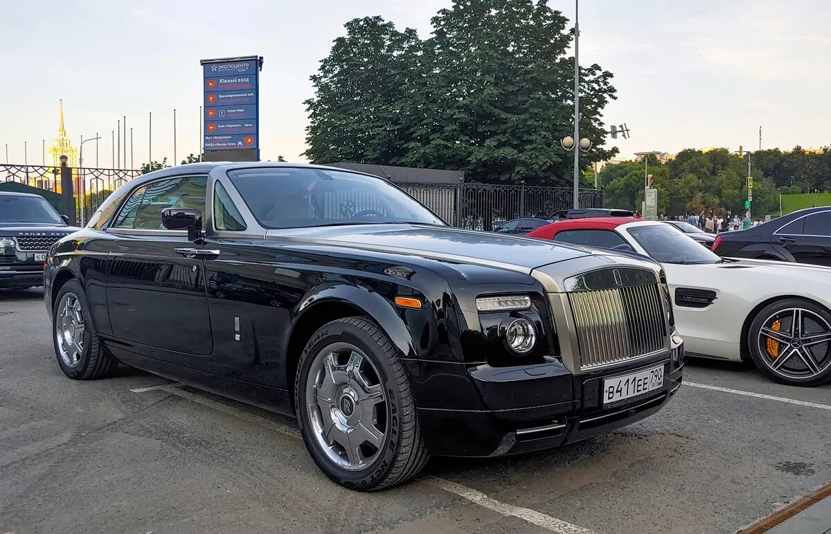 Роллс россия. Rolls Royce Phantom купе. Роллс Ройс Фантом купе в Москве. Rolls Royce Centurion. Роллс Ройс Фантом в России.