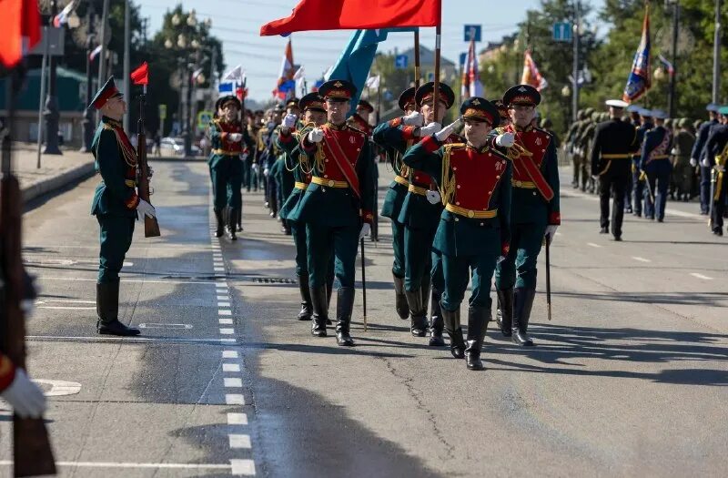 парад сентября. рота почетного караула преображенского полка. торжественное шествие. парад сентября. парад победы южно сахалинск.
