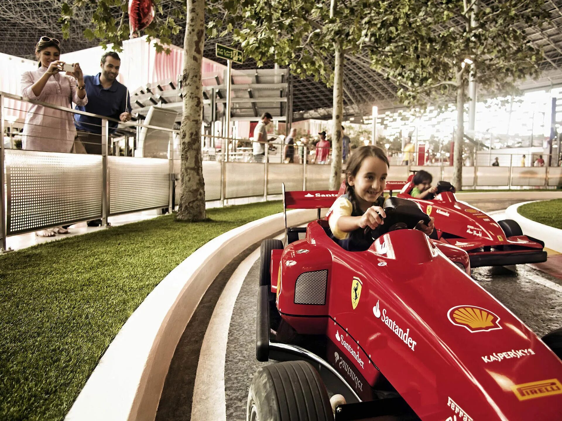 Феррари парк аттракционы. Ferrari World Абу-Даби. Феррари парк Абу Даби. Феррари парк Абу Даби аттракционы. Ferrari Land Дубай.