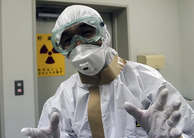 Радиация ученые. Радиационная лаборатория. Ученые в костюмах от радиации. Лаборатория радиация.