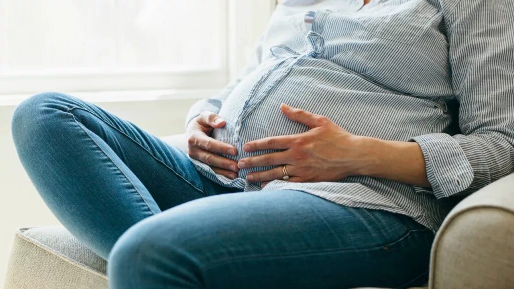 Беременные женщины. Беременные животики. Беременные женщины рожают.