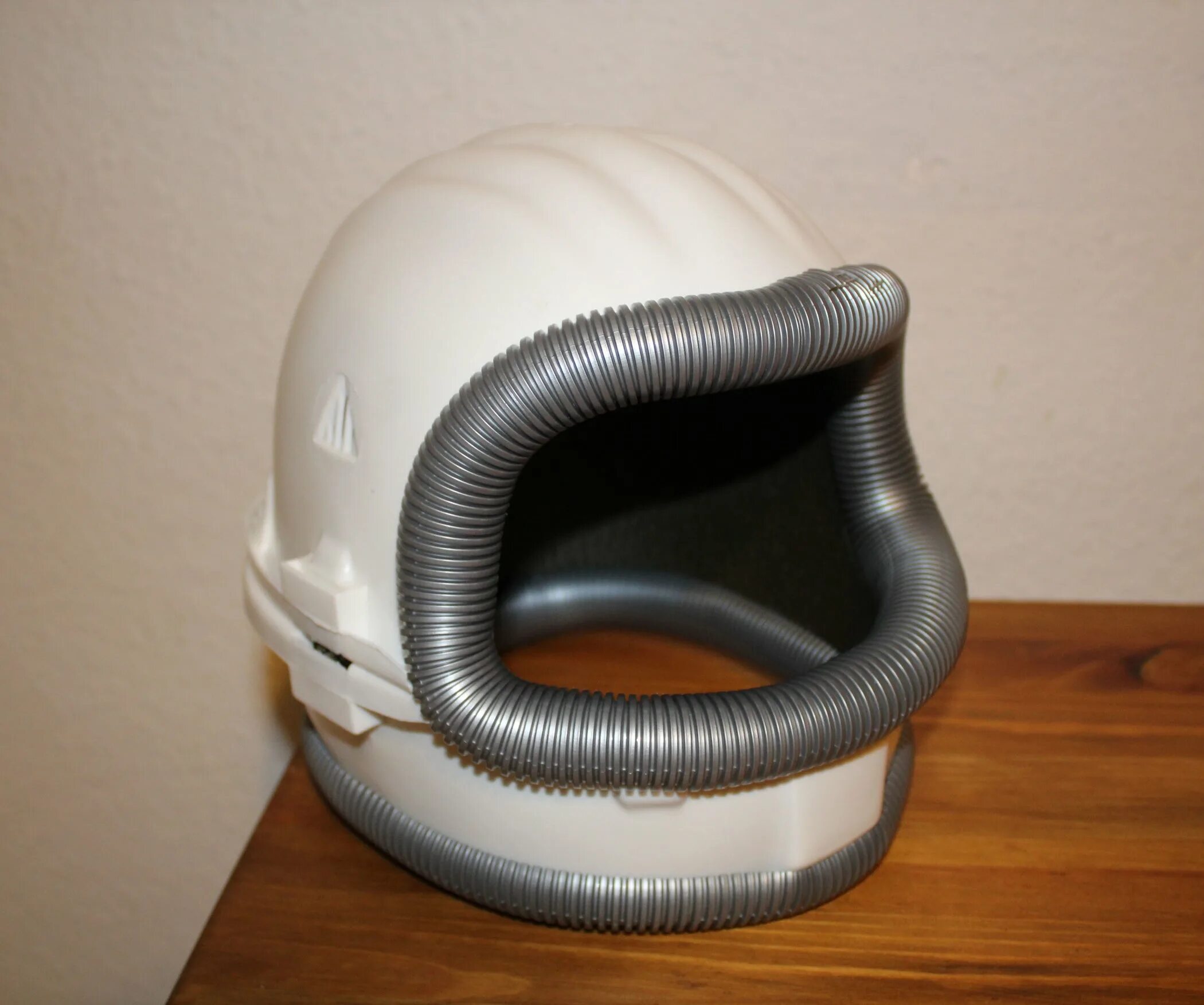 Шлем космонавта из папье маше. Шлем из поролона. Космический шлем. Детский космический шлем. Каска из поролона.