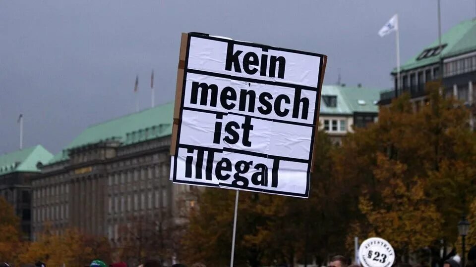 Kein Mensch ist illegal кофта. Kein Mensch ist illegal перевод на русский.