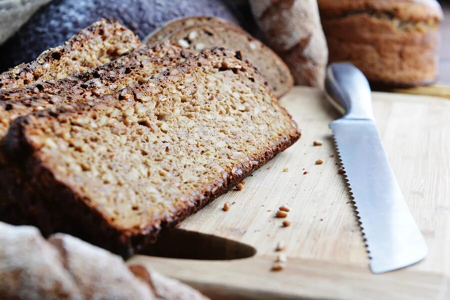 Honey bread. Хлеб Эзекиэль. Пирог из цельнозерновой муки. Хлеб бездрожжевой нарезанный. Хлеб из цельнозерновой муки.