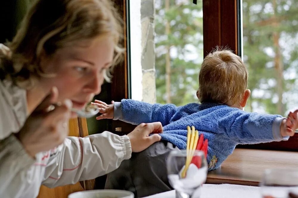 мама хотела разбудить сына. мать с ребенком. как будет мама как будет папа. утреннее пробуждение малыша. мама пришла будить сына.