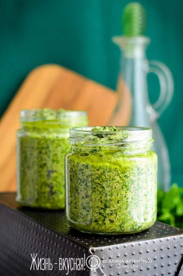 Соус песто пятерка. Песто из базилика. Соус песто гурилла. Соус песто. Песто на зиму.