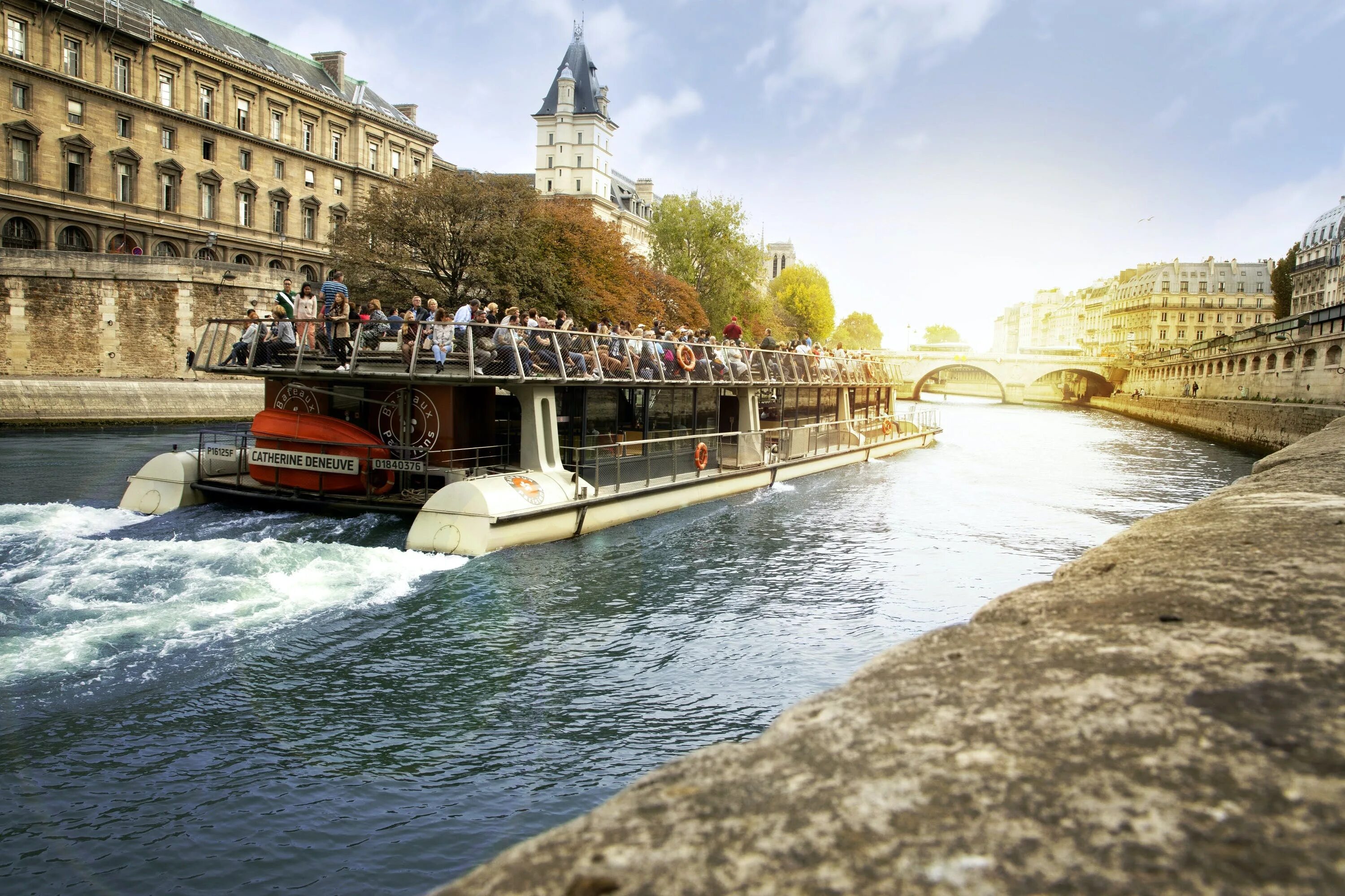 Речка сена. Круиз по сене Bateaux parisiens. Река сена в Париже. Река сена во Франции. Бато Паризьен.