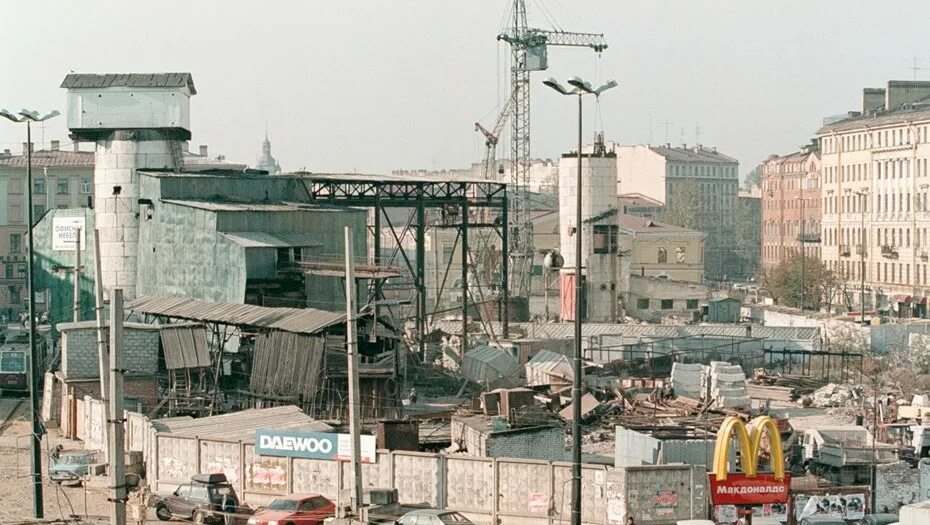 Сенная площадь санкт-петербург 90-е. Часовня на сенной. Метро сенная площадь санкт-петербург. Метро сенная площадь вестибюль. Сенная площадь санкт-петербург 90-е.