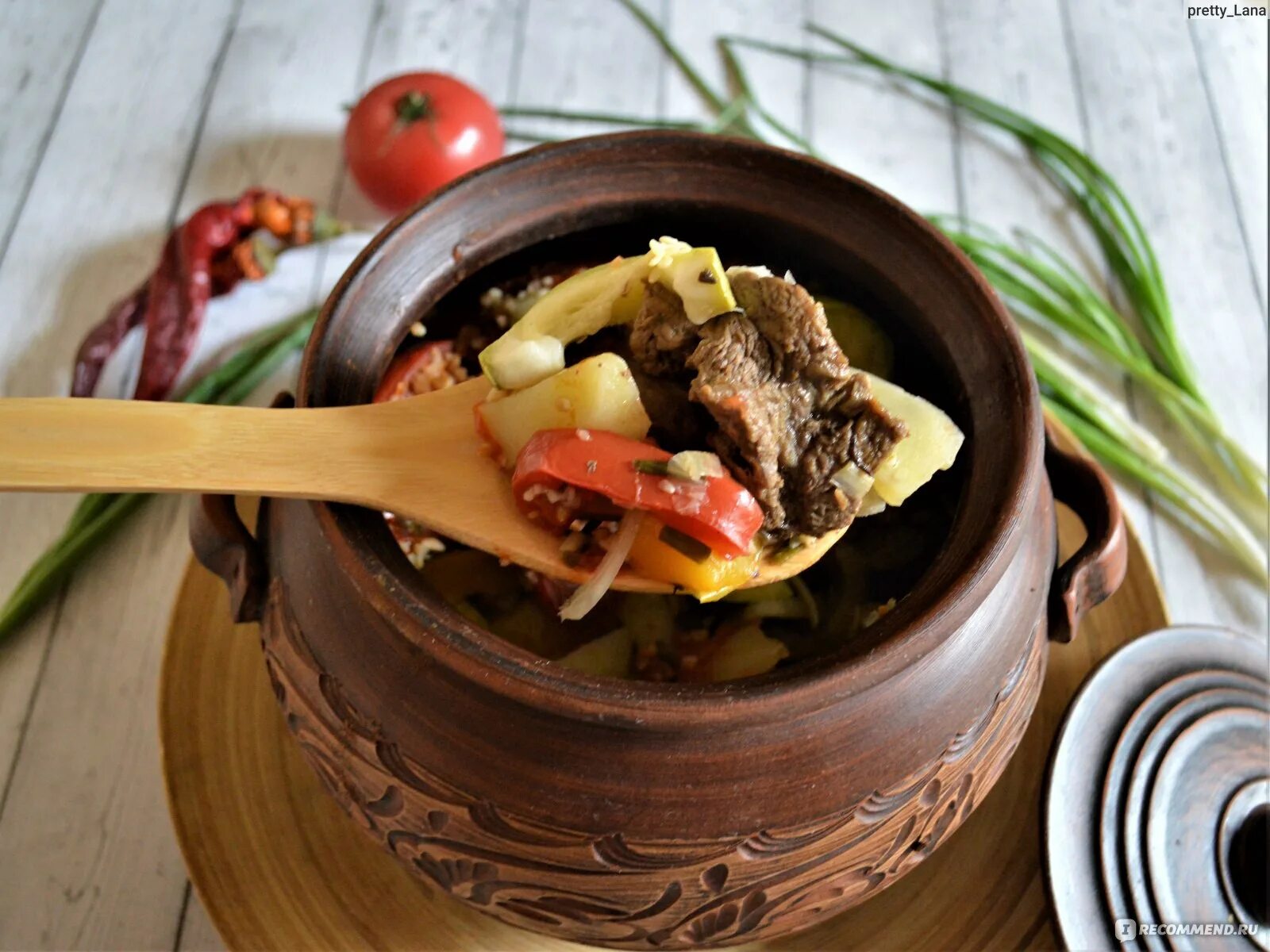 Что приготовить из говядины кормящей маме. Горшочки для готовки в духовке. Горшочки ставить в холодную или горячую. Глечики для духовки. Мясо в глиняном горшке.