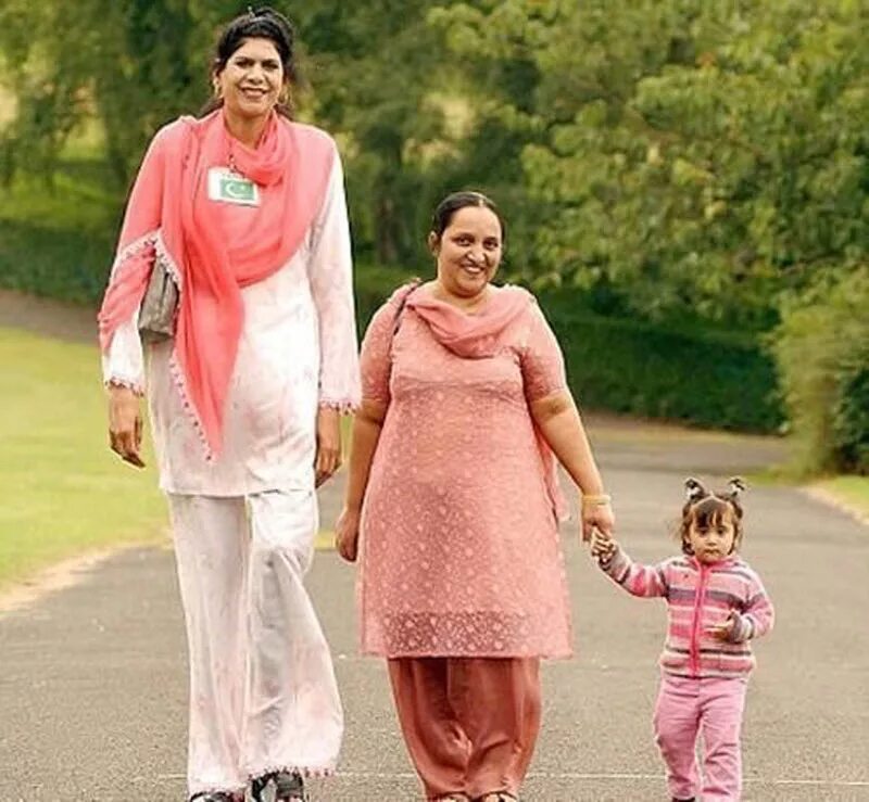 Как человек большая девочка. Элисани сильва 2020. Как человек большая девочка. Как человек большая девочка. Эмили куоко великанша.