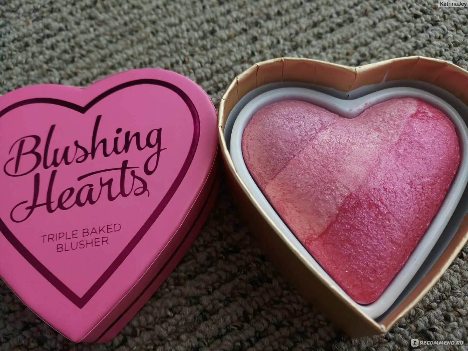 Румяна i heart revolution heartbreakers matte blush. Blushing hearts румяна. Румяшки. Румяна революшен. Румяна в виде сердечка революшион.