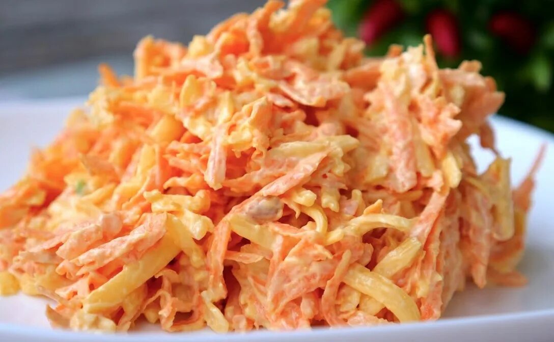 салат с морковью. салат морковь с сыром. салат из моркови и сыра. салат морковка. салат из морковки и сыра.