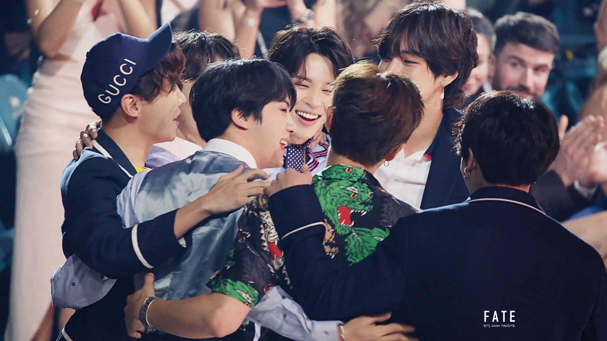 Пылающий бтс. Бтс 2018. bts hug. bts счастливые. bts bbmas 2018.