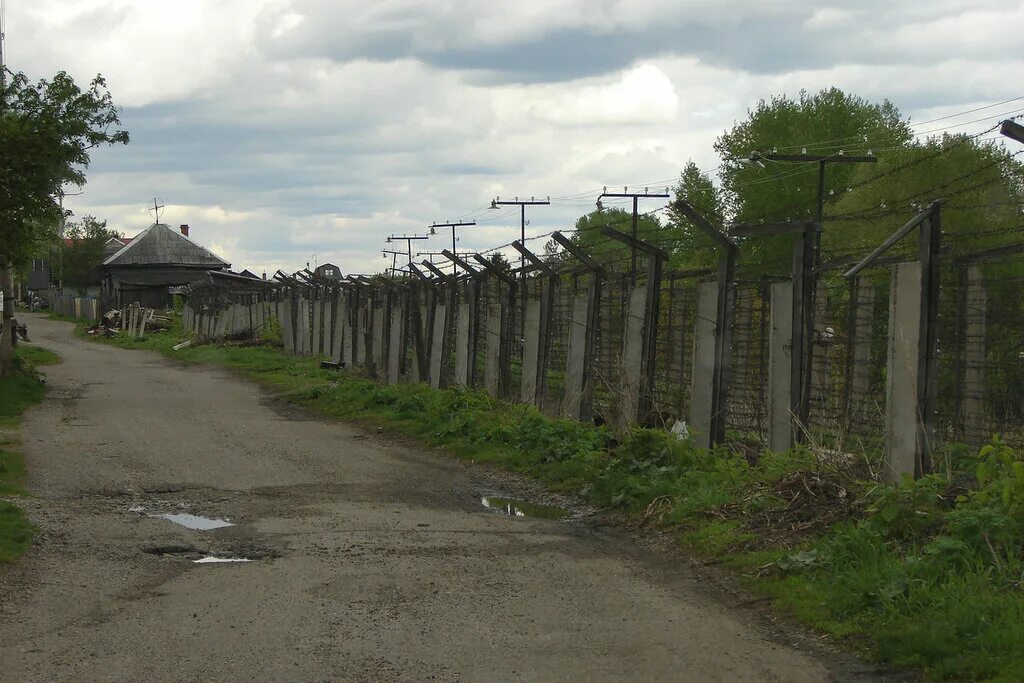 Северск колючая проволока. Северск закрытый город. Северск военный городок. Закрытый город Северск Томская область забор.