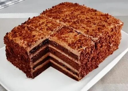 На столе стоит торт