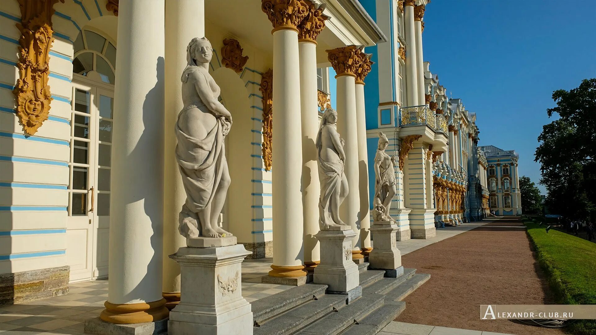 Екатерининский дворец садовая ул 7 пушкин фото. Екатерининский парк Царское село скульптуры. Атланты Екатерининского дворца. Екатерининский дворец Атланты Санкт-Петербург. Парковая скульптура Екатерининский парк.