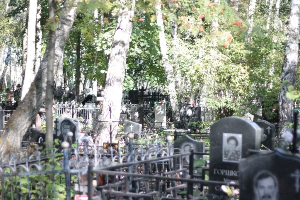 Директор пыхтинского кладбища. Пыхтинское кладбище москвы. Пыхтинское кладбище гога. Пыхтинское кладбище памятники. Маленькая церковь из кирпича.