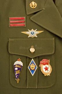 На какую сторону вешать значки