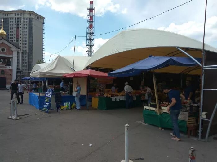 Щелковский рынок москва. Метро щелковская рынок. Щелковский рынок москва. Россияне. Рынок на щелковской продуктовый.